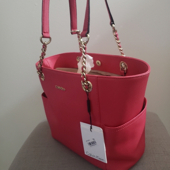 Calvin Klein - Picture 1 of 3